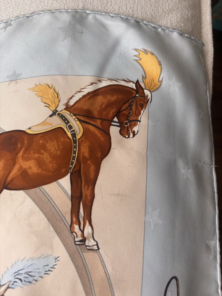 Hermès Foulard & Sciarpe: Hermès Seidentuch "Cavalerie circus" hellblau – Usato da Zollikon venduto da lar_572k 1