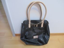 Handtasche Guess schwarz Logoprint mit Anhänger
