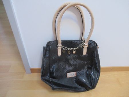Handtasche Guess schwarz Logoprint mit Anhänger