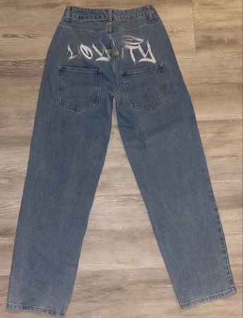 Jean ample femme style baggy avec graffiti
