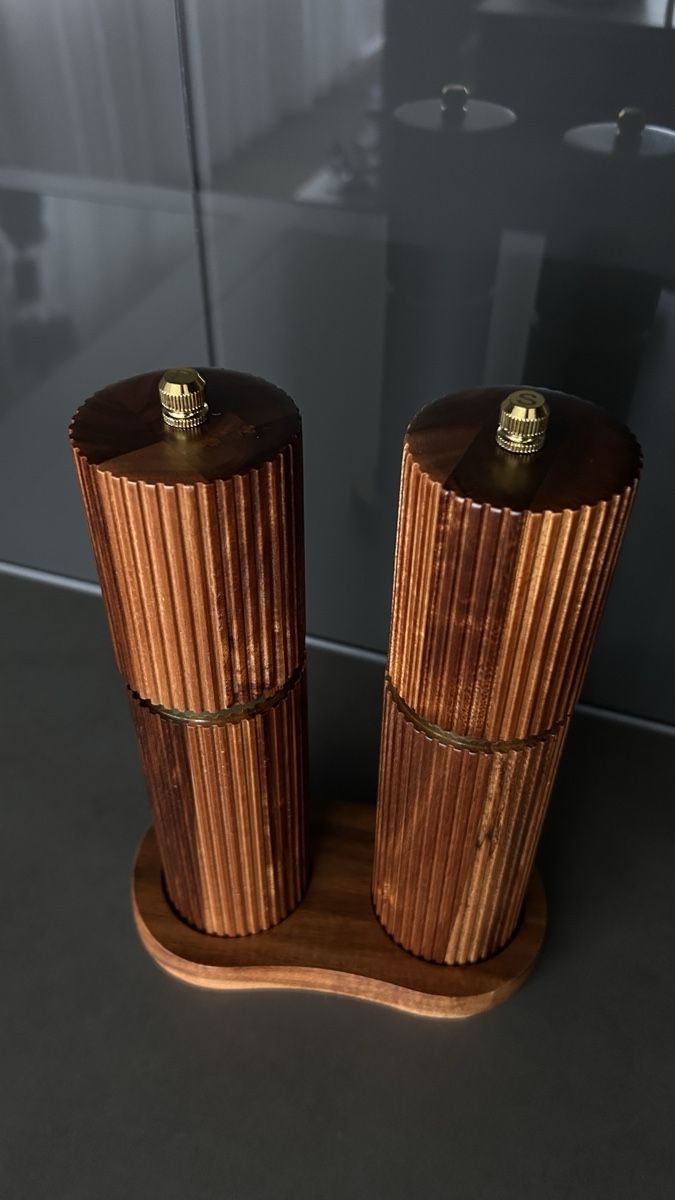 Set di piatti: Salz- und Pfeffermuehle Set Holz mit Tablett – Nuovo e nell'imballaggio originale da Münsingen venduto da Yalaa