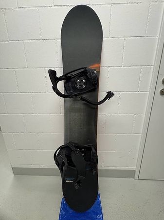 Snowboard mit Bindung (wide)