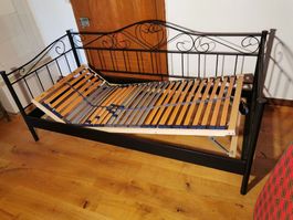 Schwarzes Metallbett mit Lattenrost - GRATIS Abzugeben