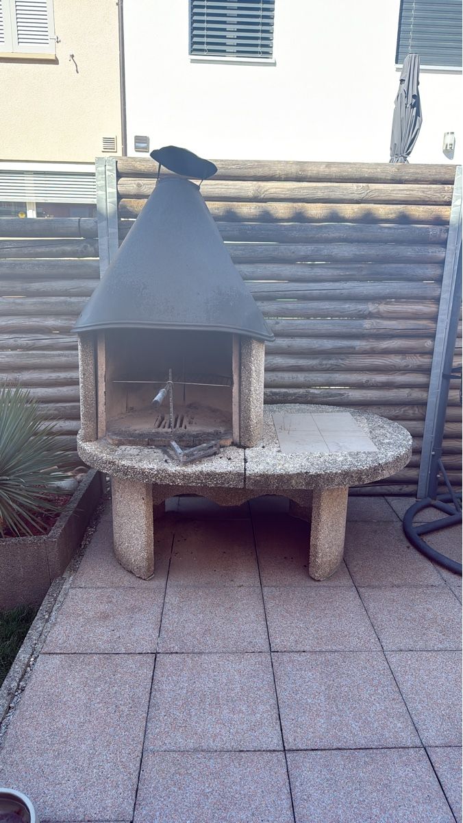 Grills: Garten-Cheminée Steinguss mit Tisch gebraucht – Gebraucht aus Dulliken von Majur