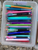 Schreibstifte Set diverse Farben gebraucht - mit Korb