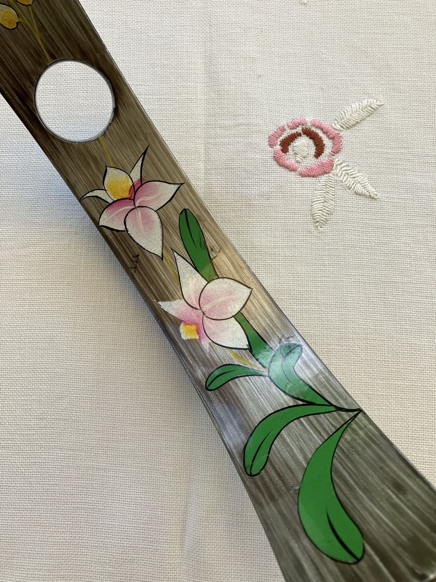 Portabottiglie: Flaschenhalter mit Blumendeko (lackiert) – Usato da Wettingen venduto da Aromat