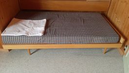 R) altes Kinderbett