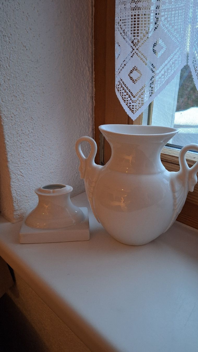 Vasi & Recipienti: Weisse Vase mit Schwanenhals- Henkel – Nuovo e nell'imballaggio originale da Schwarzenbach SG venduto da ct-porzellan