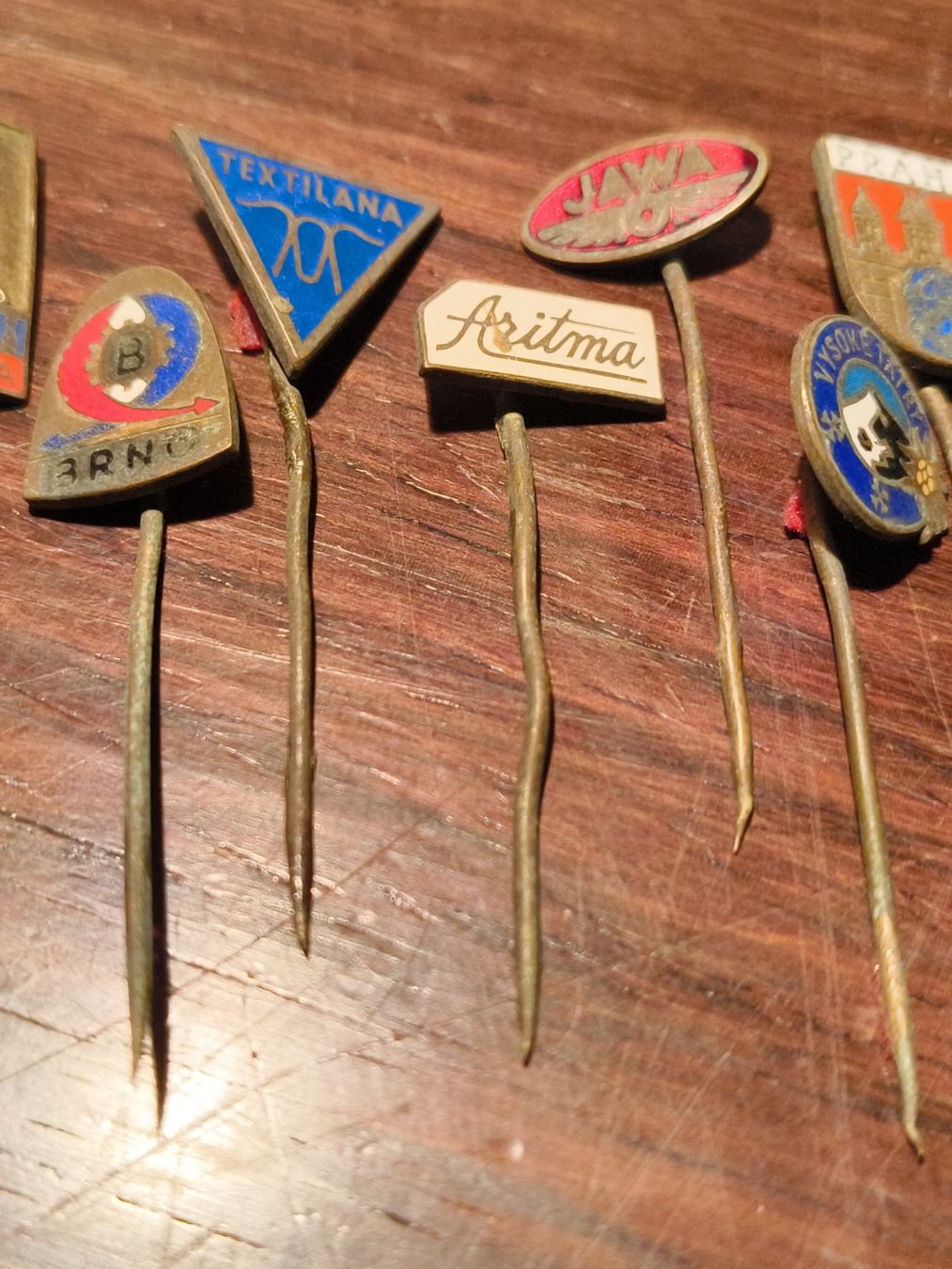 Medaillen: 10 Vintage Anstecker Abzeichen Emaille – Gebraucht aus stettlen von VintageBern_ch 2