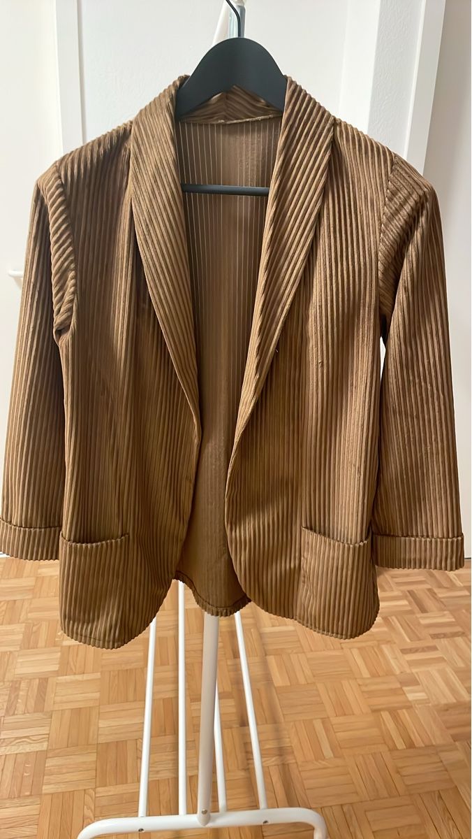 Jacken: Veste plissée marron élégante - Taille unique! – Gebraucht aus Yverdon-les-Bains von mar_hg5t