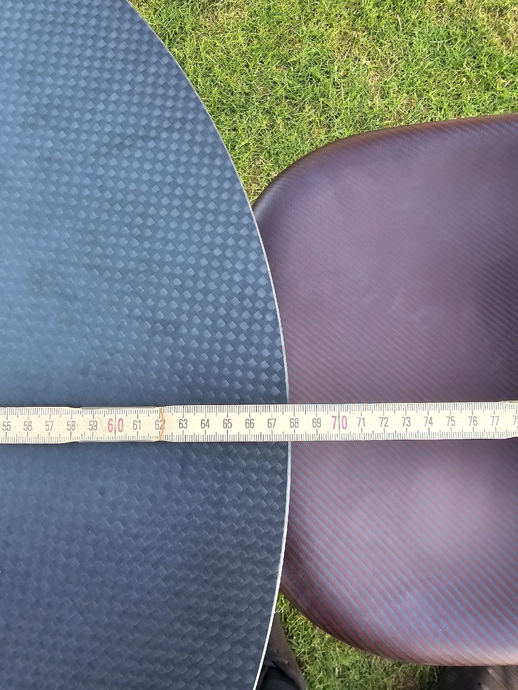 Set di tavolo e panche: Tisch mit Stühle aus 100% Carbon – Usato da Hettiswil venduto da Keeoll 1