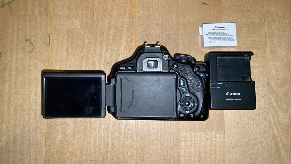 Canon Fotocamera: Canon EOS 600D Spiegelreflexkamera + Ladegerät + Akku – Usato da Zürich venduto da lia_628c 1
