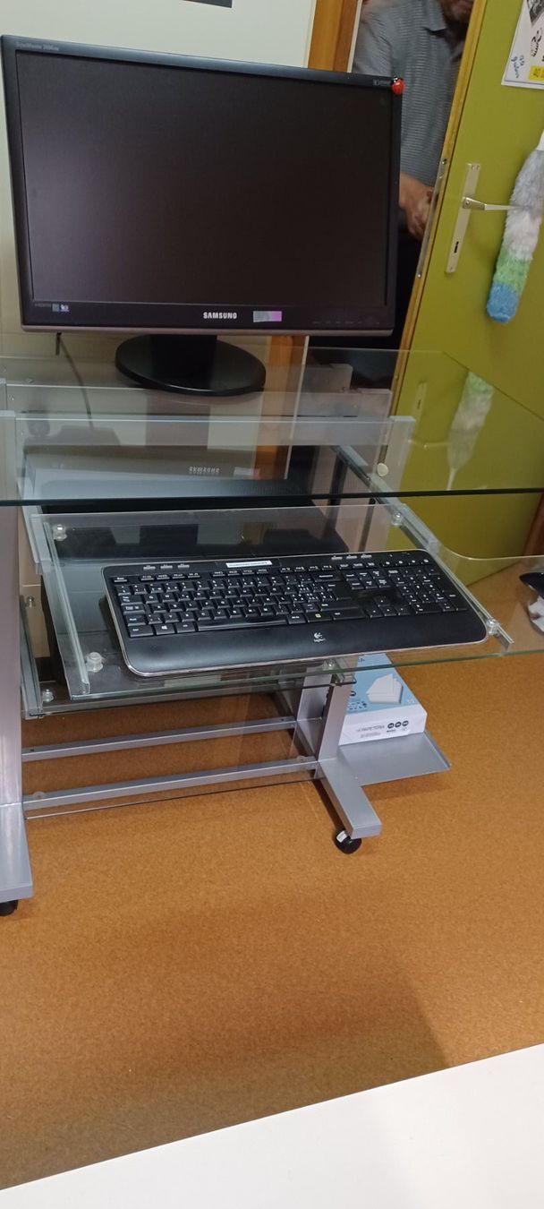 Scrivanie: Computertisch Glas, mit Rollen – Usato da Märstetten venduto da Gwundrig01 5
