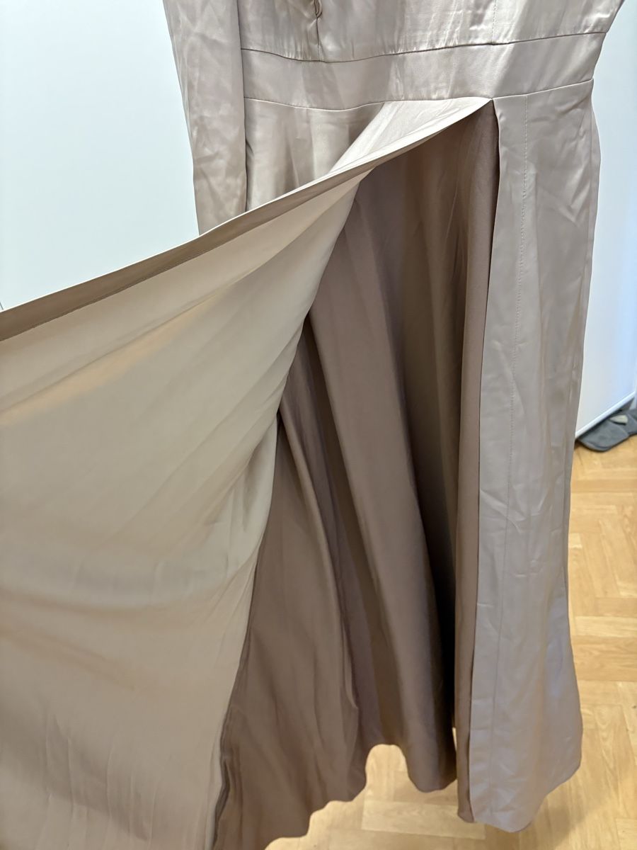 Kleider: Elegantes Abendkleid in glänzend-taupe, M – Neu und originalverpackt aus Basel von lolushka 3