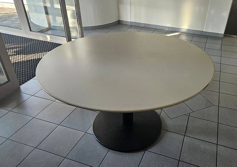 Tavoli: Grosser runder Ess/- Bürotisch – Usato da Zürich venduto da 0960901 1