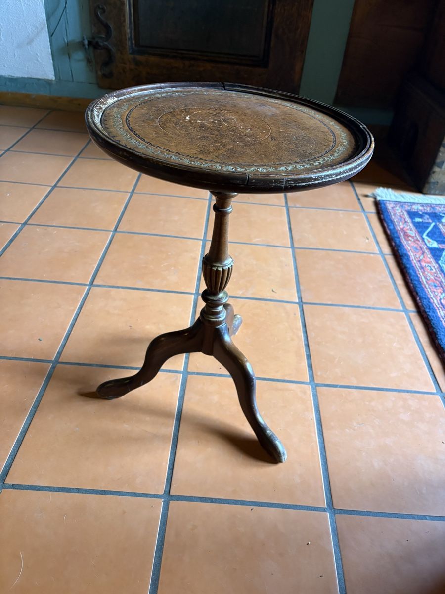 Tables: Teetischchen, leder. Table à thé ancienne cuir décoré – D'occasion à Erlenbach i. S. par yap_q8tb