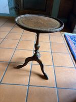 Teetischchen, leder. Table à thé ancienne cuir décoré