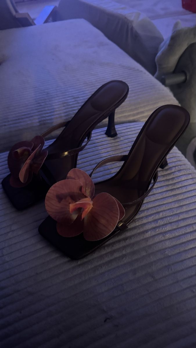 Scarpe da donna: Pumps mit Blumen Grösse 42 braun neu – Nuovo (secondo la descrizione) da Seftigen venduto da JGG 2