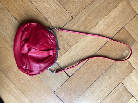 Rote Lederhandtasche
