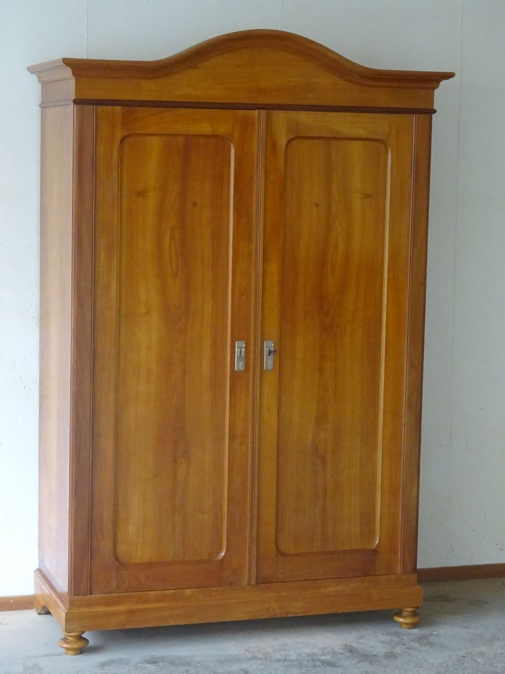 Armadi: Schrank Kirschbaumholz – Usato da Amriswil venduto da octave-wohnkultur