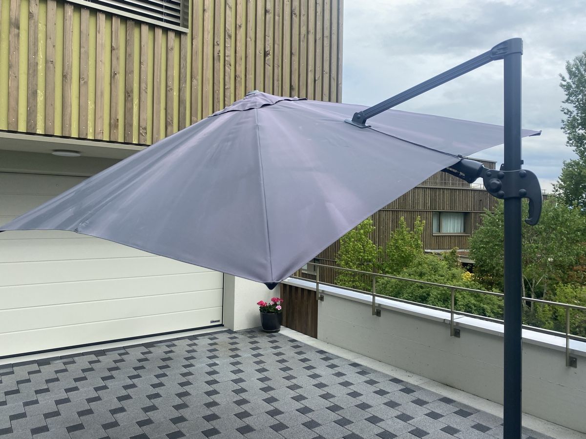 Parasols: Sonnenschirm mit 4 Gartenplatten – D'occasion à Beromünster par Mikala 1