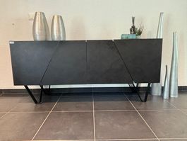 Buffet  4 portes,  noir, pieds design, été 2024