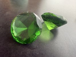 2 grosse grüne Deko-Diamanten / geschliffene Glassteine