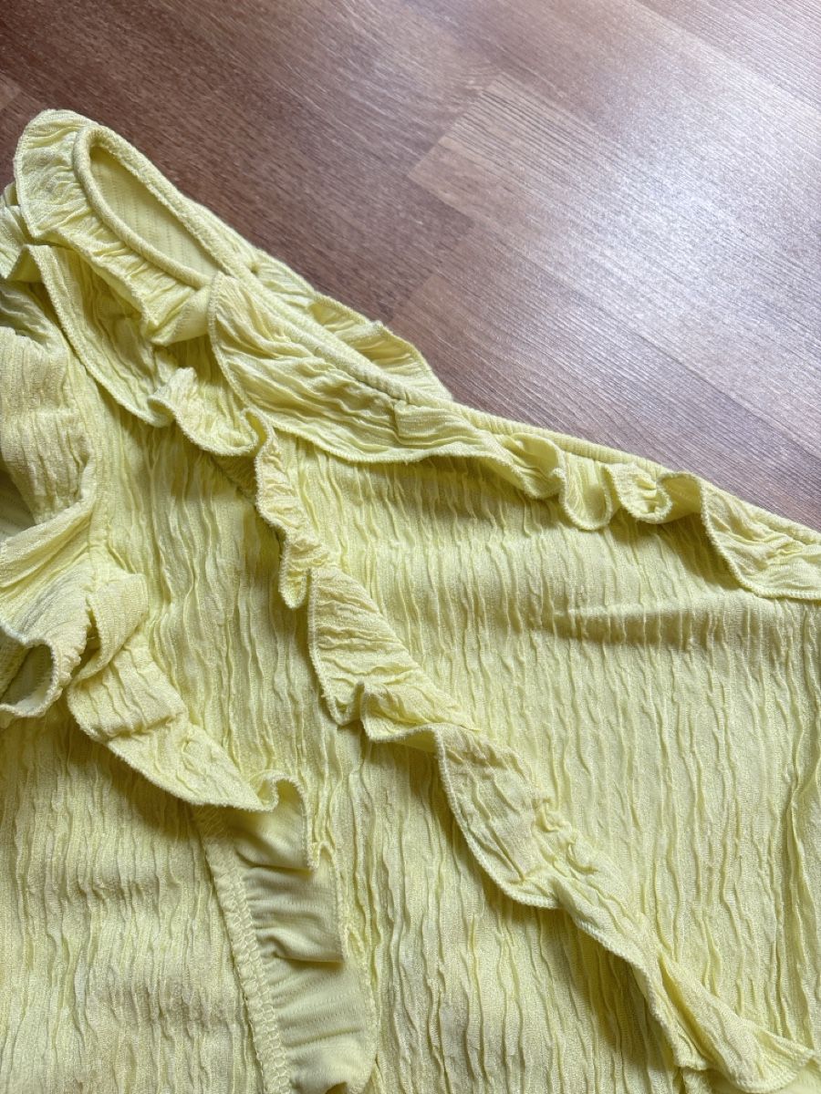 Shein Top: Shein one-shoulder ruffled bright yellow top - size S – Nuovo (secondo la descrizione) da Zollikon venduto da ely.p 2