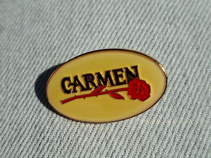 Plaketten & Abzeichen: Pin Carmen mit Rose – Gebraucht aus Erlinsbach von pfunky