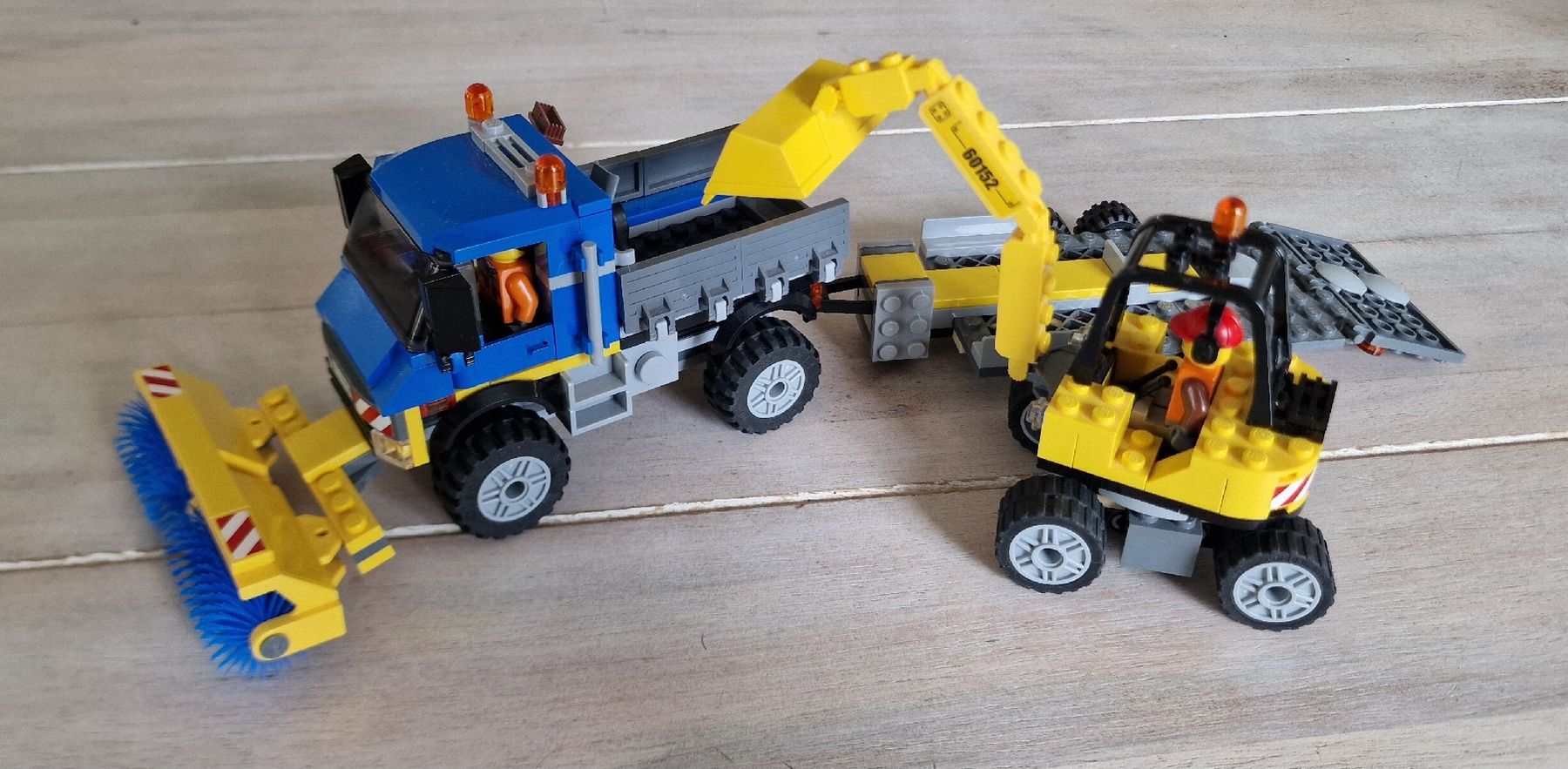 Lego Giocattoli: Lego City Set 60152 - LKW mit Bagger – Usato da Suhr venduto da Sbume 1