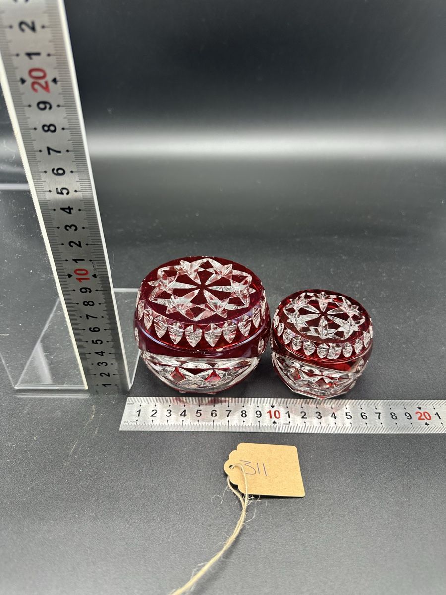 Tutte le decorazioni: Ruby Red Crystal Trinket Boxes - Set of Two - Stunning! – Usato da Villmergen venduto da JacRon 2