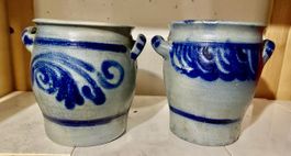Zwei alte Steinzeugtöpfe mit blauem Dekor – Höhe 22 cm