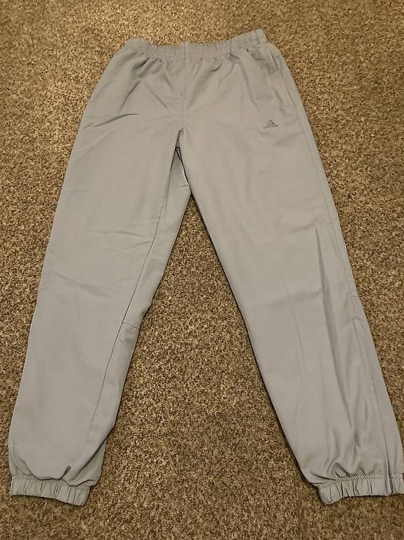 Pantaloni: Bas de survêtement gris Adidas – Usato da Genève venduto da Gregzy