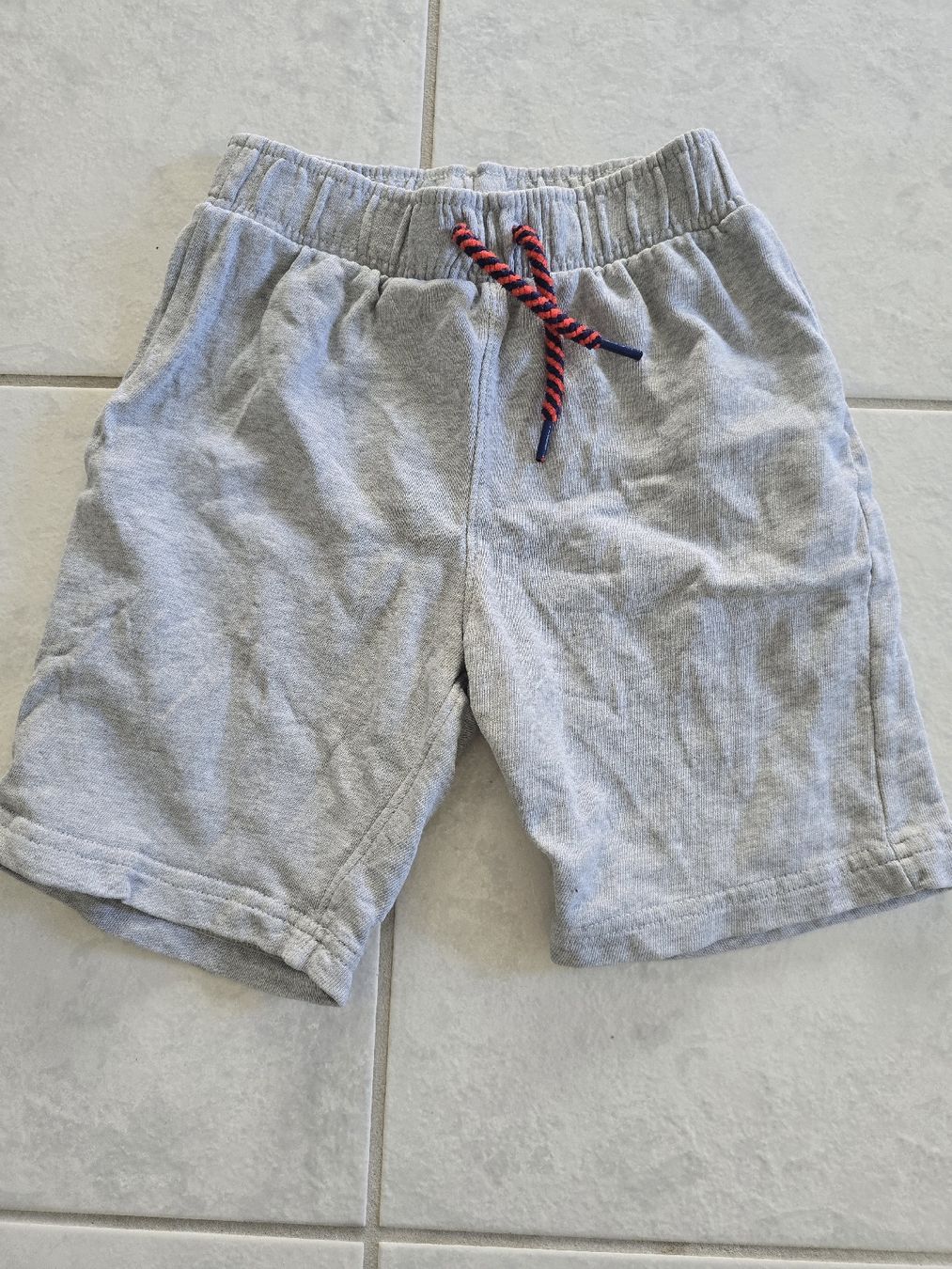 Pantaloni: Hose / Shorts Gr 122/128 – Usato da Lostorf venduto da Venice16