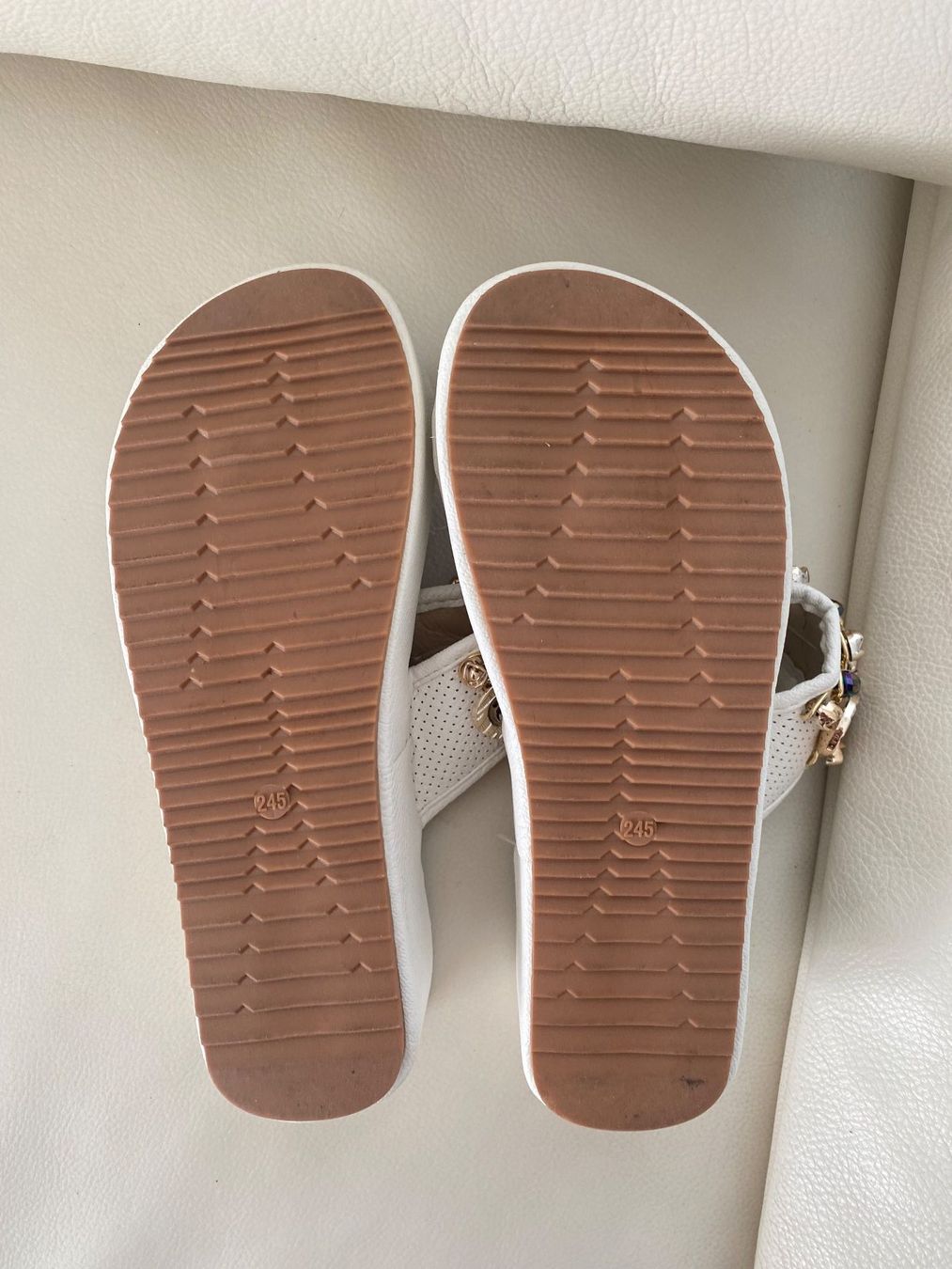 Scarpe da donna: MUST HAVE - edle Flip-Flops mit Décor, weiss, Gr. 39 – Nuovo e nell'imballaggio originale da Winkel venduto da ferrari2022 7
