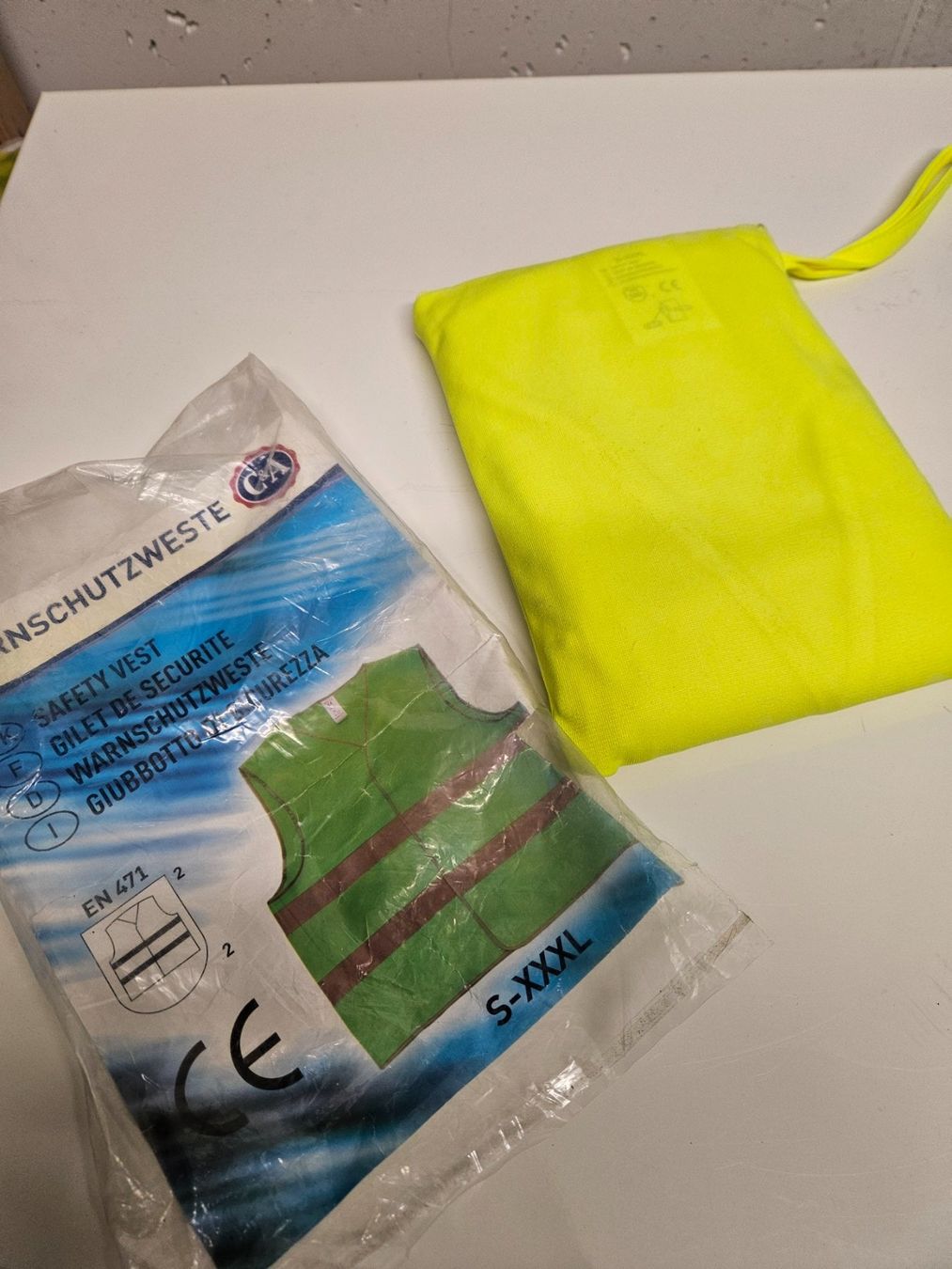 Gilet & Giacche: Warnwesten 2 Stk. Neu und unbenutzt. – Nuovo (secondo la descrizione) da Chur venduto da Einszweidreiviermein 5