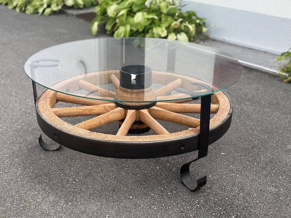 Tavoli: Antiker Wagenrad Couchtisch  – Usato da Murten venduto da fab_8btx