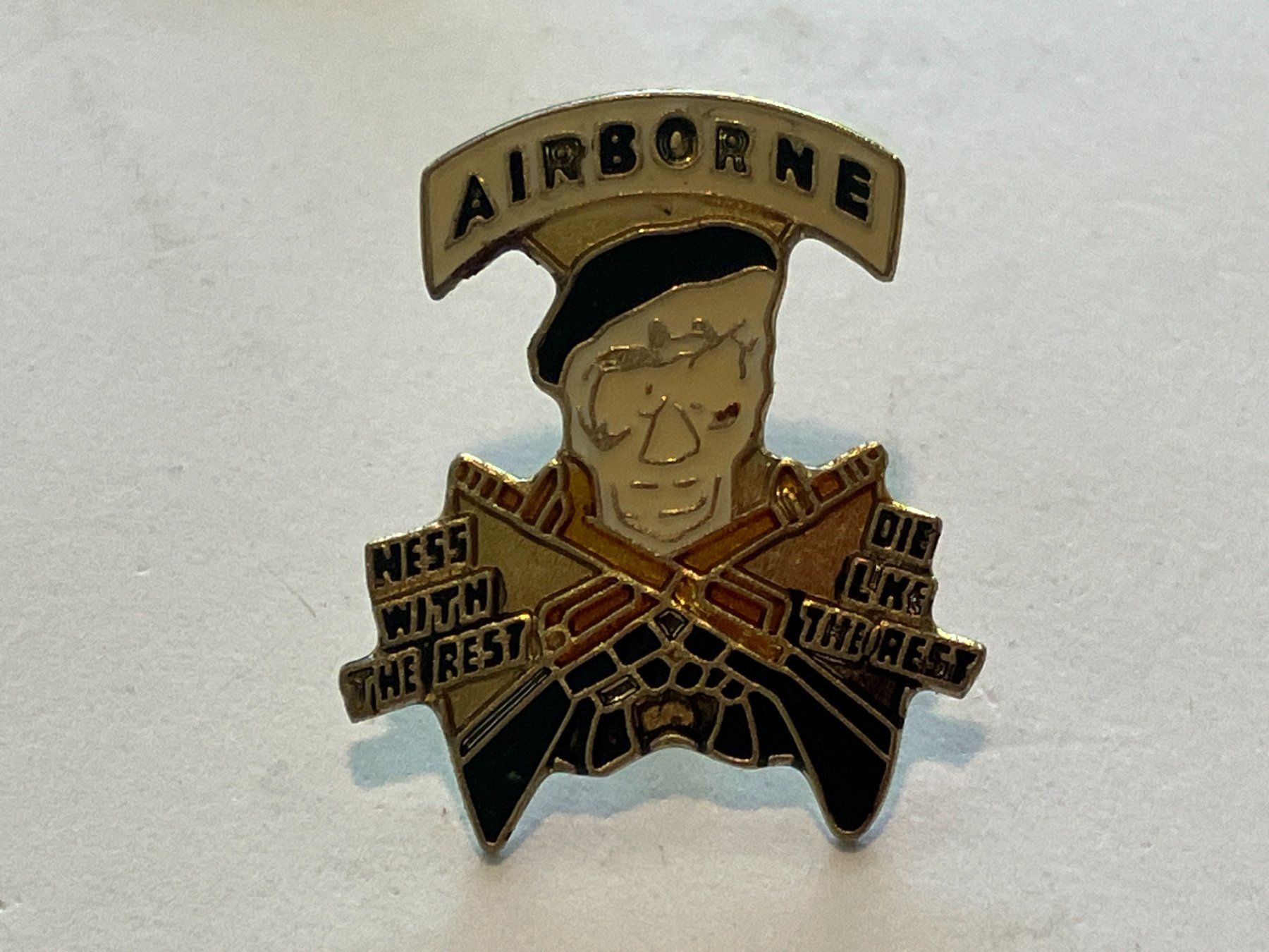 Placchette & Badge: 1 Pin Airborne  – Usato da Basel venduto da djwwpp
