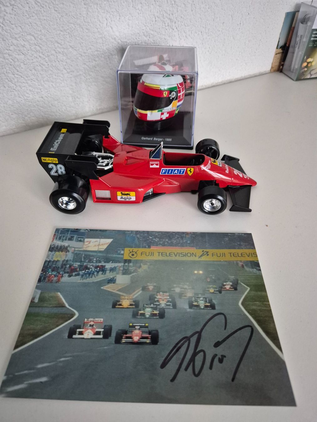 Ferrari Modellini d'auto: Gerhard Berger Ferrari + Helm + Autogramm – Usato da Oberbuchsiten venduto da laffite54