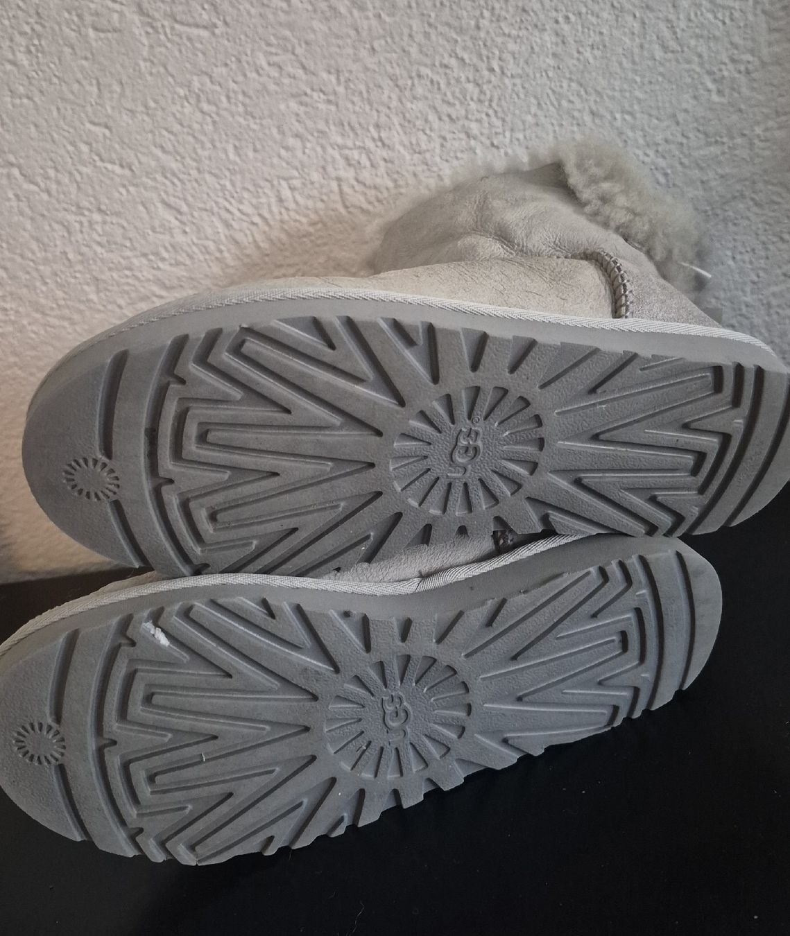 Ugg Damenschuhe: UGG Mini Bailey Bow II Winterstiefel grau Gr. 39 – Gebraucht aus Naters von Monika-K 4