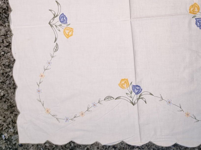 Sonstige Tischwäsche: Tischdecke mit Blumen bestickt 80 x 80 cm – Gebraucht aus geroldswil von Gumball1 1
