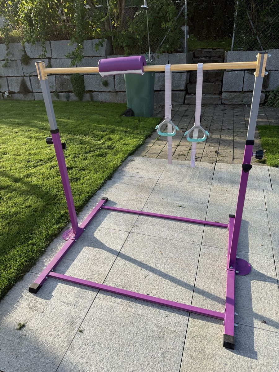 Hometrainer: Turnstange mit Matte, höhenverstellbar – Usato da Altbüron venduto da Schlofmoetzli 1