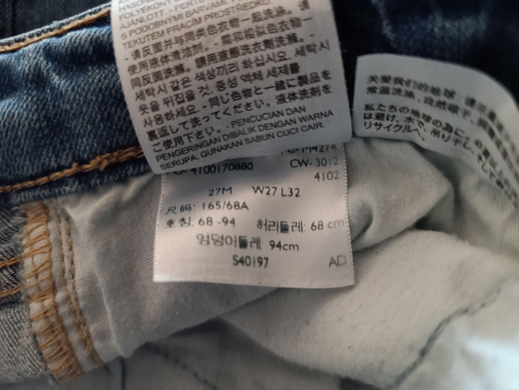 Levi's Jeans: LEVI'S jeans bleu clair demi curve – Usato da Thielle venduto da Plusvalue_Neuchatel 2