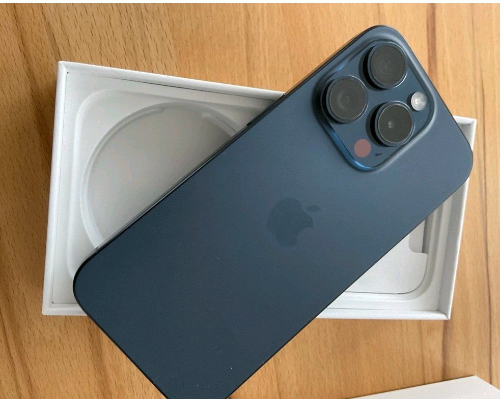 Apple Telefoni cellulari / Smartphones: iPhone 15 Pro (256GB) Akku 100% – Usato da Luzern venduto da Waince786