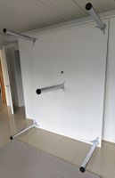 Büro-Tischplatte weiss mit dicken Kanten u. Chromstahl-Beine