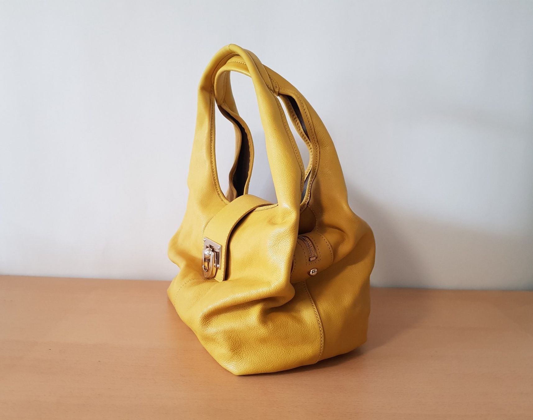 DKNY Taschen für Damen: DKNY Leder Handtasche Gelb – Gebraucht aus Basel von Birs868 1