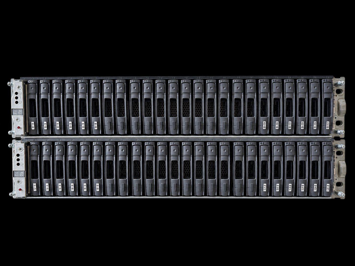 Serveurs: 2x NetApp AFF A220 Dual Controller Systeme – D'occasion à Uster par Deryvan 1