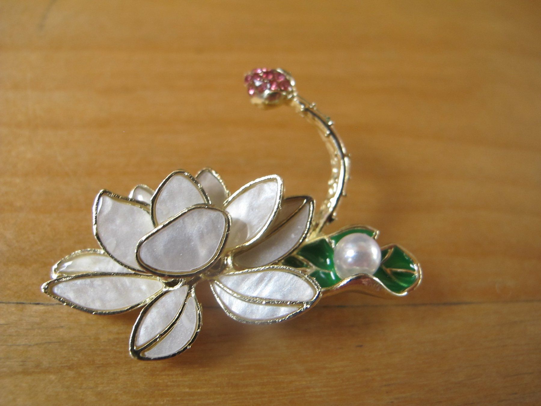 Spille & Fermagli: Elegante Lotus-Brosche mit Perle, Goldfarben - Neuwertig!... – Nuovo (secondo la descrizione) da Löhningen venduto da Chimae67