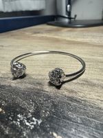 Eleganter silberfarbener Armreif mit Löwenköpfen – Neu