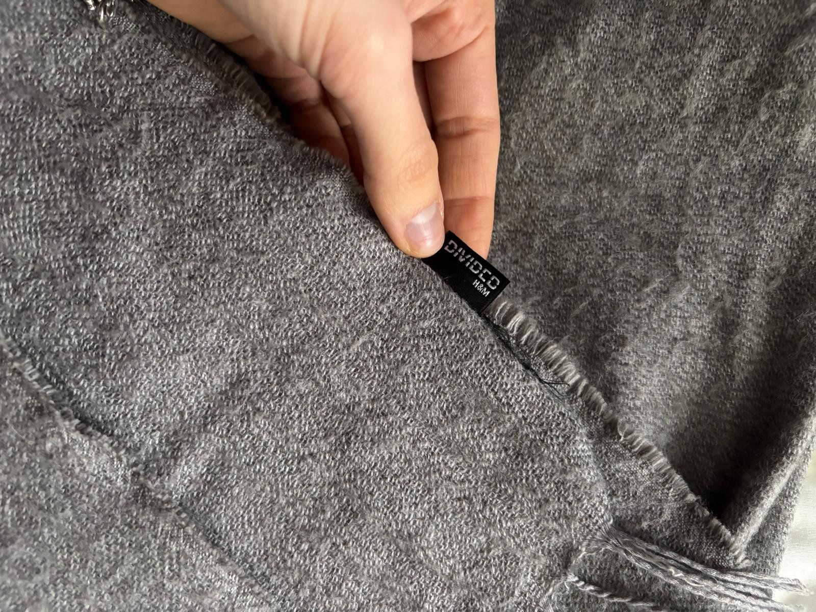 H&M Foulards, Tücher & Schals: Warmer H&M Schal im Herbst-Look, Grau – Gebraucht aus Bülach von reaos 1